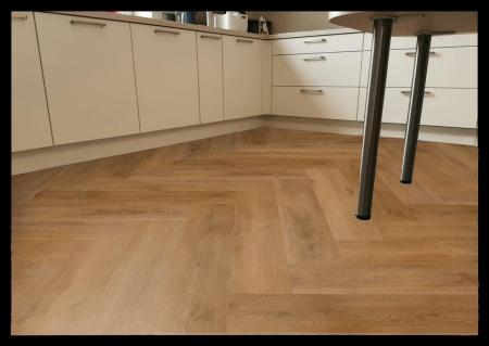 Aspecta Vinylboden Contours IC55 Chantilly Chevron Ambre 6416722X