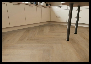 Aspecta Vinylboden Contours IC55 Chantilly Chevron Soleil 6416726X