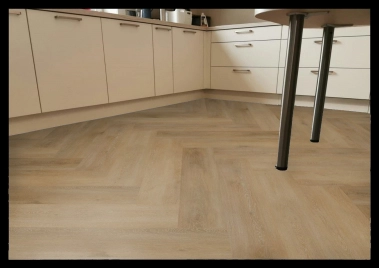 Aspecta Vinylboden Contours IC55 Chantilly Chevron Soleil 6416726X