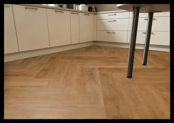 Aspecta Vinylboden Contours IC55 Chantilly Chevron Ambre 6416722X Aspecta Vinylboden Contours IC55 Chantilly Chevron Ambre 6416722X